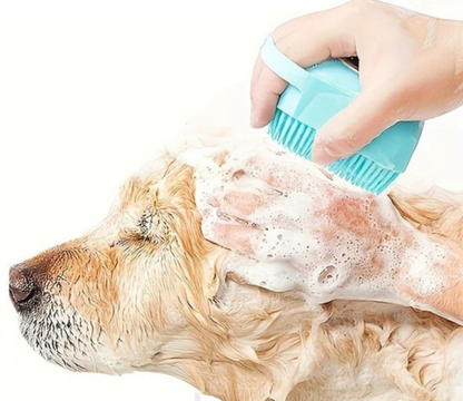 Brosse de massage Care Bruch™ utilisée sur un golden retriever pendant le bain
