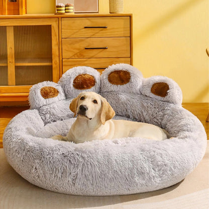 Coussin donut pour chien gris clair — chien installé confortablement dans un intérieur cosy